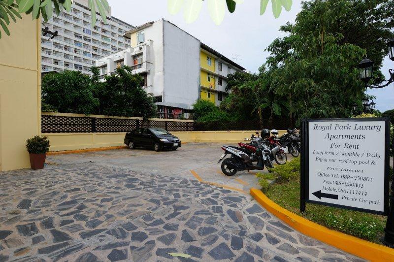 Royal Park Apartments Джомтиен Бийч Екстериор снимка
